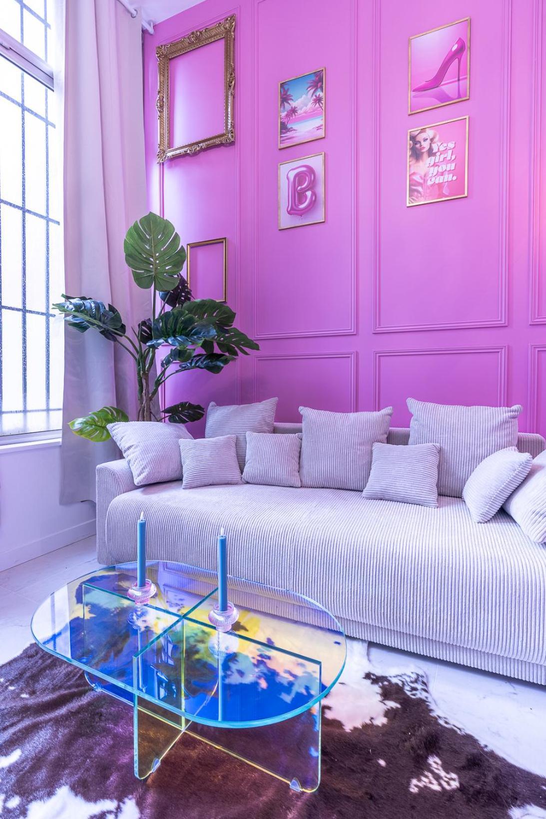 Beautiful Modern Barbie Flat In * Parigi