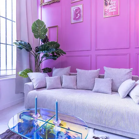 Beautiful Modern Barbie Flat In * Parigi